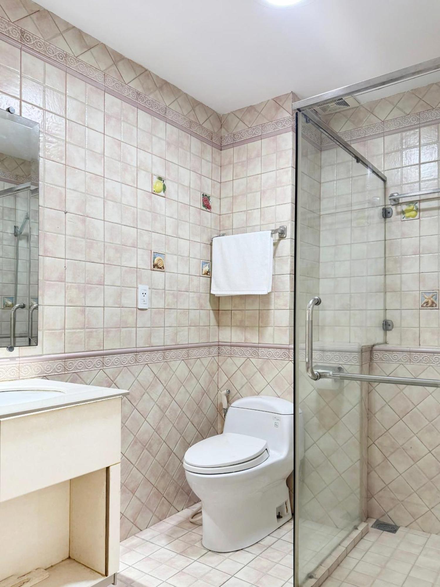 Lynhapartment Free Pool Near Tsn Airport Spacious *